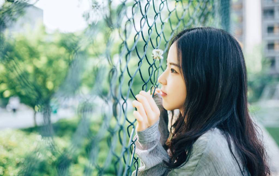 在这里，与各位再共同勉励一次，我们要做聪明的人，做有智慧的人有慈爱又肯诚实对人对己的勇者。就算天大的事情来了，也不逃避它，心平气和地为自己争取最合理的解决之道，不可以做一个弱者，凡是不顺心便跌倒的人是要被社会淘汰的，做一个有弹性的人，当是我们一生追求的目标。——三毛《亲爱的三毛》